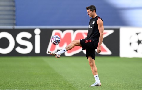 YABO-莱万多夫斯基回归赛场，战术调整首场状态亮眼，DWG观众沸腾！的简单介绍